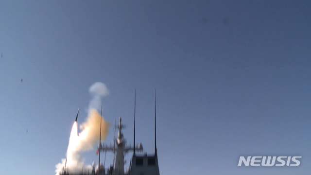 【서울=뉴시스】방위사업청(청장 왕정홍)은 24일 함정을 향해 날아오는 유도탄 및 항공기 등 다양한 위협에 대응이 가능한 방어유도탄 ‘해궁’을 국내 기술로 연구개발을 완료했다고 밝혔다. 2018.12.24. (사진=방위사업청 제공) photo@newsis.com