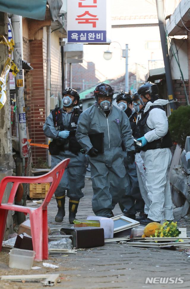 【서울=뉴시스】이영환 기자 = 24일 오전 서울 강동구 천호동 성매매업소 화재 현장에서 경찰과 소방당국, 국립과학수사연구원, 한국전력 등 관계자들이 2차 합동 감식을 하고 있다. 지난 22일 오전 11시 4분께 일어난 화재로 2명의 사망자와 3명의 부상자가 발생했다. 2018.12.24. 20hwan@newsis.com