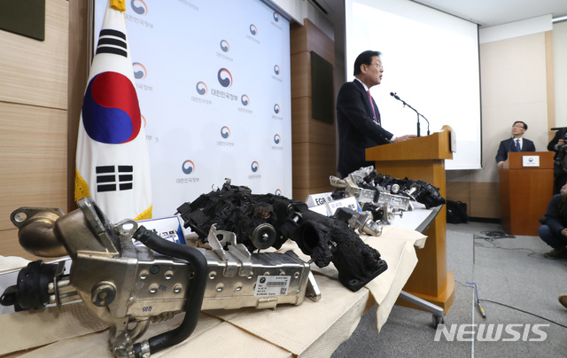 【서울=뉴시스】전진환 기자 = 국토교통부 민관합동조사단 BMW 화재결함 원인조사 최종 결과를 발표한 24일 오전 서울 종로구 정부서울청사에서 박심수 공동 조사단장이 조사 결과를 발표하고 있다. 2018.12.24. amin2@newsis.com