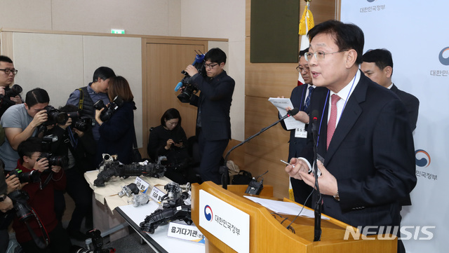 【서울=뉴시스】전진환 기자 = 민관합동조사단 BMW 화재결함 원인조사 최종 결과를 발표한 24일 오전 서울 종로구 정부서울청사에서 김경욱 국토교통부 교통물류실장과 박심수.류도정 민관합동조사단장이 조사결과를 발표하고 있다. 2018.12.24. amin2@newsis.com