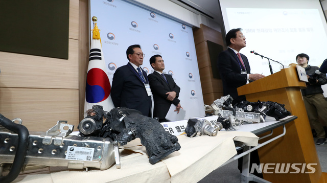 【서울=뉴시스】전진환 기자 = 민관합동조사단 BMW 화재결함 원인조사 최종 결과를 발표한 24일 오전 서울 종로구 정부서울청사에서 김경욱 국토교통부 교통물류실장과 박삼수.류도정 민관합동조사단장이 조사결과를 발표하고 있다. 2018.12.24. amin2@newsis.com