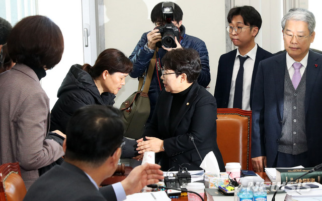 【서울=뉴시스】홍효식 기자 = 24일 오전 서울 여의도 국회 환경노동위원회 고용노동소위에서 임이자 소위원장이 충남 태안화력발전소 근무 중 사고로 숨진 비정규직 고 김용균씨의 어머니 김미숙 씨를 위로하고 있다. 왼쪽부터 더불어민주당 한정애 간사, 김미숙 씨, 임이자 소위원장, 바른미래당 김동철 간사. 2018.12.24.&nbsp; yesphoto@newsis.com