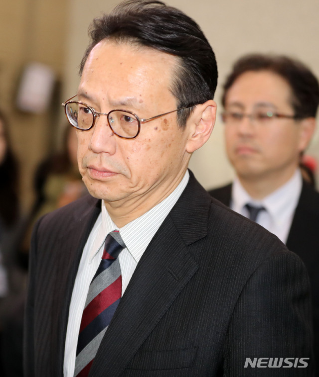 【서울=뉴시스】박주성 기자 =가나스기 겐지 일본 외무성 아시아대양주국장이 24일 오후 서울 도렴동 외교부 청사에서 열린 한일 외교부 국장급 협의를 마친 후 외교부 청사를 나서고 있다. 2018.12.24.&nbsp; park7691@newsis.com