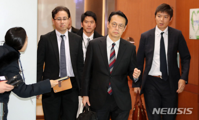 【서울=뉴시스】박주성 기자 =가나스기 겐지 일본 외무성 아시아대양주국장이 24일 오후 서울 도렴동 외교부 청사에서 열린 한일 외교부 국장급 협의를 마친 후 외교부 청사를 나서고 있다. 2018.12.24.&nbsp; park7691@newsis.com