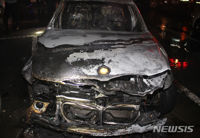 【광주=뉴시스】변재훈 기자 = 지난해 12월24일 광주 광산구 도산동 도로를 달리던 BMW 320 차량에서 불이 났다. 2018.12.24. (사진=광주 광산소방서 제공) photo@newsis.com