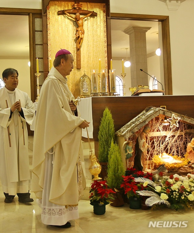【청주=뉴시스】강신욱 기자 = 25일 충북 청주시 청원구 내덕동 주교좌 성당에서 천주교 청주교구장인 장봉훈 가브리엘 주교가 성탄 대축일 미사를 집전하고 있다. 2018.12.25. ksw64@newsis.com