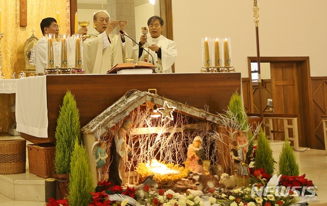 【청주=뉴시스】강신욱 기자 = 25일 충북 청주시 청원구 내덕동 주교좌 성당에서 천주교 청주교구장인 장봉훈 가브리엘 주교가 성탄 대축일 미사를 집전하고 있다. 2018.12.25. ksw64@newsis.com