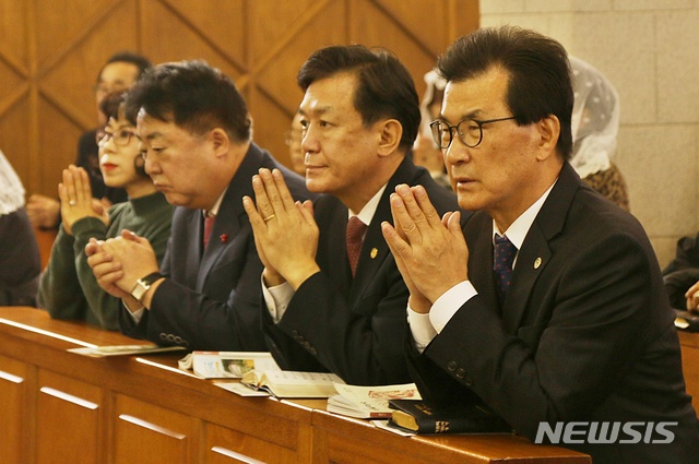 【청주=뉴시스】강신욱 기자 = 25일 충북 청주시 청원구 내덕동 주교좌 성당에서 거행된 성탄 대축일 미사에 참석한 이시종(오른쪽부터) 충북도지사, 김병우 충북도교육감, 한범덕 청주시장이 기도하고 있다. 2018.12.25. ksw64@newsis.com