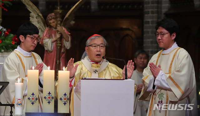 【서울=뉴시스】배훈식 기자 = 염수정 추기경이 25일 오전 서울 중구 명동성당에서 성탄 전야 미사를 집전하고 있다. 2018.12.25. dahora83@newsis.com