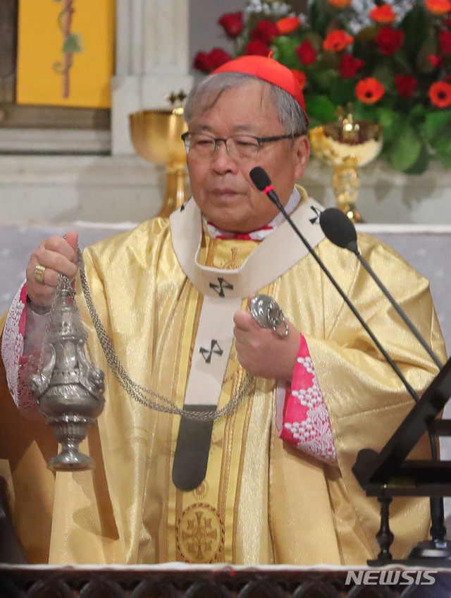 【서울=뉴시스】배훈식 기자 = 염수정 추기경이 25일 오전 서울 중구 명동성당에서 성탄 전야 미사를 집전하고 있다. 2018.12.25. dahora83@newsis.com