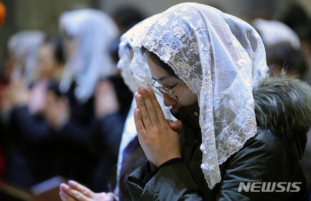 【서울=뉴시스】배훈식 기자 = 24일 오후 서울 중구 명동성당에서 한 신자가 에수 탄생을 축하하는 기도를 하고 있다. 2018.12.25. dahora83@newsis.com