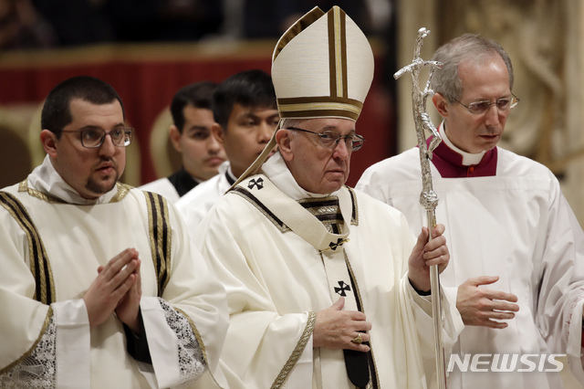 교황 성탄절 메시지 "탐욕과 물질주의 버리고 검소와 사랑을 " 