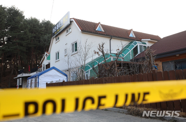 【강릉=뉴시스】김선웅 기자 = 12월 19일 오후 강원 강릉시 가스중독 사고 발생 펜션 출입이 통제되고 있다. 2018.12.26. photo@newsis.com