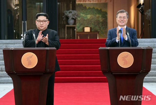 【판문점=뉴시스】전신 기자 = 문재인 대통령과 김정은 국무위원장이 4월 27일 경기도 파주 판문점 평화의집 앞에서 공동선언문 발표를 마친 후 박수 치고 있다. 2018.12.26. photo@newsis.com