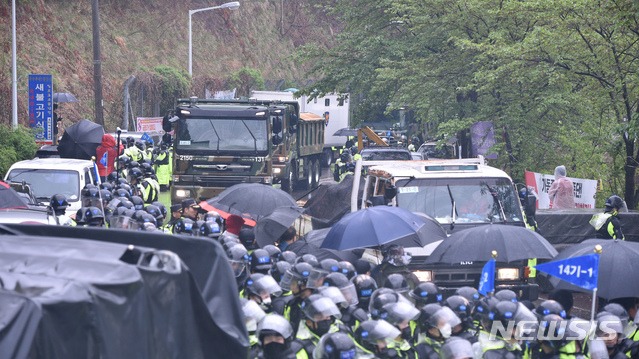 【성주=뉴시스】우종록 기자 = 4월 23일 오전 경북 성주군 초전면 소성리 진밭교 앞에서 경찰의 호의 속에 주한미군 사드(THAAD·고고도미사일방어체계) 기지의 생활공간 개선을 위한 건설장비와 자재 차량이 기지로 이동하고 있다. 2018.12.26. photo@newsis.com