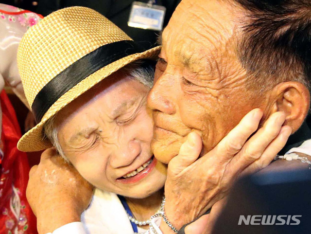 【금강산=뉴시스】김진아 기자 = 8월 20일 금강산호텔에서 열린 제21차 남북 이산가족 단체상봉 행사에서 남측 이금섬(92)할머니가 아들 리상철(71)을 만나 기뻐하고 있다.&nbsp; 2년 10개월 만에 열리는 이산가족 상봉은 20일부터 26일까지 금강산에서 진행된다. 2018.12.26. photo@newsis.com 