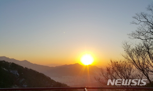 【서울=뉴시스】도봉구 2017년도 해맞이 일출 모습. 2018.12.26. (사진=도봉구 제공)