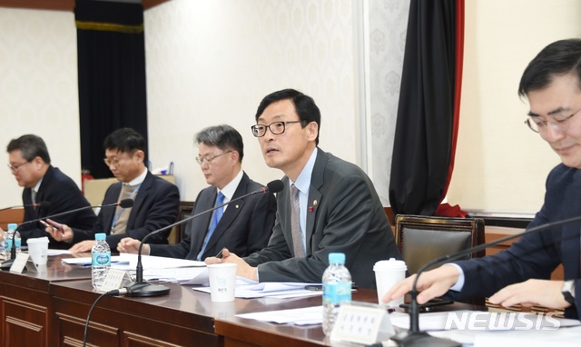 【세종=뉴시스】이호승 기획재정부 차관이 26일 서울 종로구 정부서울청사에서 정부와 관계기관들이 참석한 가운데 열린 '제59차 거시경제금융회의'를 주재하고 있다.(사진=기획재정부 제공)