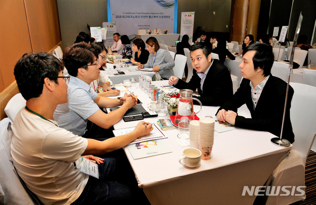 【대구=뉴시스】김덕용 기자 = 지난 17일부터 21일까지 캄보디아, 미얀마 현지에서 열린 수출상담회에 참가한 프로엠홀딩스 관계자들이 현지 바이어들과 상담을 하고 있다. 2018. 12. 26.(사진=대구테크노파크 제공) photo@newsis.com