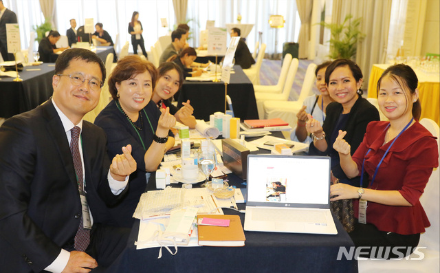 【대구=뉴시스】김덕용 기자 = 지난 17일부터 21일까지 캄보디아, 미얀마 현지에서 열린 수출상담회에 참가한 에이징 관계자들이 현지 바이어들과 상담을 하고 있다. 2018. 12. 26.(사진=대구테크노파크 제공)&nbsp; photo@newsis.com