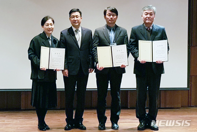 【대전=뉴시스】&nbsp; 충남대 인재개발원 민윤기(맨오른쪽) 원장이 기관 표창을 받고 기념촬영을 하고 있다.(사진=충남대 제공)