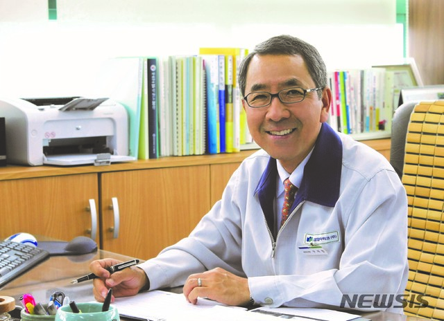 【창원=뉴시스】 홍정명 기자 = 26일 서울 엘타워에서 열린 '2018년 노사문화 유공 정부포상 합동 시상식'에서 대통령 표창을 받은 경남 창원국가산업단지 내 신성델타테크㈜ 구자천 회장.2018.12.26.(사진=신성델타테크 제공) photo@newsis.com