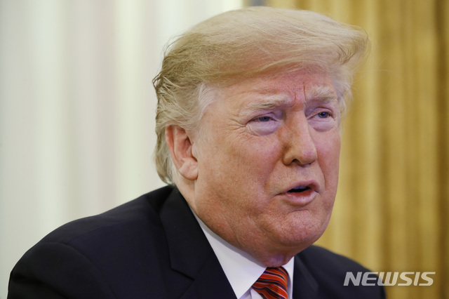 【워싱턴DC=AP/뉴시스】백악관이 도널드 트럼프 미국 대통령과 제롬 파월 연방준비제도(fed·연준) 의장의 연초 회동을 검토했다고 26일(현지시간) 월스트리트저널이 보도했다. 사진은 도널드 트럼프 미국 대통령이 지난 25일 백악관에서 괌, 카타르, 바레인 등 해외 복무 미군들과 화상통화를 하는 모습. 2018.12.27.