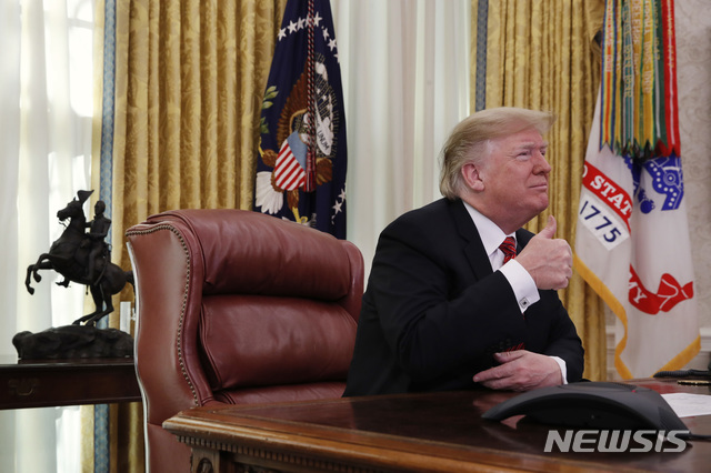 【워싱턴DC=AP/뉴시스】도널드 트럼프 미국 대통령이 25일(현지시간) 백악관에서 괌, 카타르, 바레인 등 해외 복무 미군들과 화상통화를 하며 이른바 '엄지척'을 하고 있다. 트럼프 대통령은 화상통화 후 기자회견에서 멕시코 국경장벽 건설 예산이 의회에서 통과되지 않으면 셧다운은 계속될 것이라고 말했다. 2018.12.26.