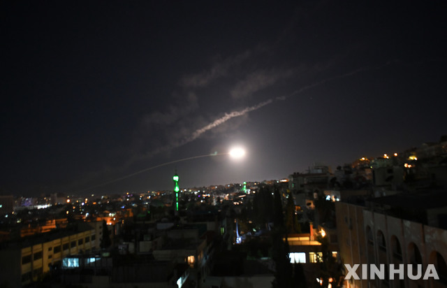 【다마스쿠스=신화/뉴시스】25일(현지시간) 시리아 수도 다마스쿠스 상공에 대공 미사일의 모습이 보이고 있다. 시리아 국영 매체들은 이날 이스라엘 전투기들이 시리아 수도 다마스쿠스 인근에 미사일을 발사,&nbsp; 무기고 등 주요 지점을 폭파하고 시리아군 3명에 중상을 입혔다고 밝혔다. 그러나 이들이 발사한 미사일 대부분은 시리아 공군방어망에 의해 파괴됐다고 덧붙였다. 2018.12.26.