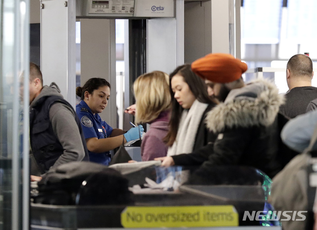【시카고=AP/뉴시스】 미국 항공승무원협회(AFA) 노조가 오는 15일까지 연방정부 예산안이 처리되지 못해 또 다시 셧다운(업무정지)이 발생하면 대대적인 공공 파업에 들어갈 것이라고 밝혔다. 지난해 12월25일 시카고의 오헤어 국제공항에서 미국교통안전국(TSA) 직원들이 무급으로 근무하고 있는 모습. 2019.02.11 
