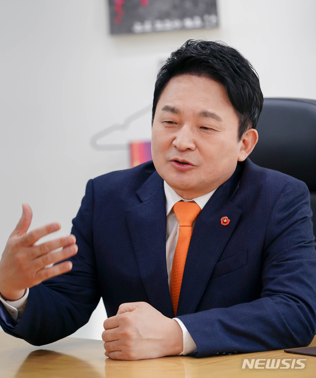 【제주=뉴시스】우장호 기자 = 원희룡 제주특별자치도지사가 26일 제주도청 2층 집무실에서 뉴시스 제주본부와 신년 인터뷰를 하고 있다. 2018.12.26.&nbsp; woo1223@newsis.com 