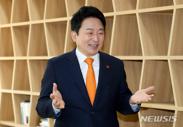 【제주=뉴시스】우장호 기자 = 원희룡 제주특별자치도지사가 26일 제주도청 2층 집무실에서 뉴시스 제주본부와 인터뷰하고 있다. 2018.12.26.&nbsp; woo1223@newsis.com 