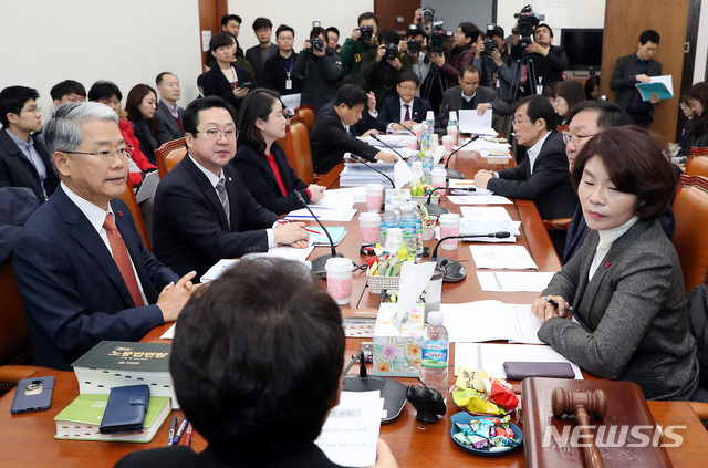 【서울=뉴시스】이종철 기자 = 26일 서울 여의도 국회에서 열린 환경노동위원회 고용노동소위원회 산안법 관련 회의에서 임이자 소위원장이 회의를 주재하고 있다. 2018.12.26. jc4321@newsis.com