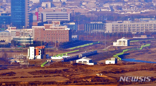 【파주=뉴시스】사진공동취재단 = 26일 오전 북측 판문역에서 열리는 남북 철도·도로 연결 및 현대화 사업 착공식 참석자 등을 실은 열차가 판문역에 도착, 기다리고 있던 북측 열차와 나란히 서있다. 2018.12.26. photo@newsis.com