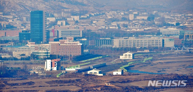 【파주=뉴시스】사진공동취재단 = 26일 오전 북측 판문역에서 열리는 남북 철도·도로 연결 및 현대화 사업 착공식 참석자 등을 실은 열차가 판문역에 도착, 기다리고 있던 북측 열차와 나란히 서있다. 2018.12.26.&nbsp; photo@newsis.com 