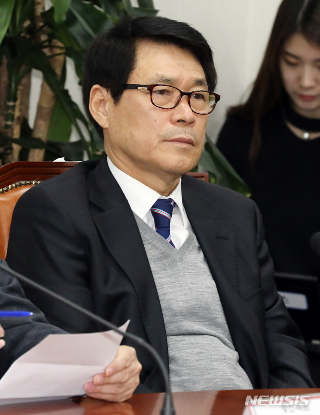 【서울=뉴시스】박영태 기자 = 지난 26일 오전 서울 영등포구 여의도 국회에서 이군현 의원이 자리에 앉아 있다.  2018.12.26.since1999@newsis.com