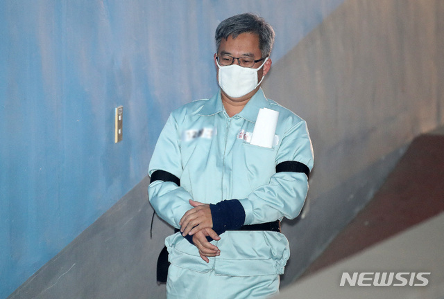 【서울=뉴시스】김선웅 기자 = 인터넷 댓글 조작 혐의로 구속 기소된 '드루킹' 김 모 씨가 26일 오전 서울 서초구 서울중앙지법에서 열린 1심 결심공판에 출석하고 있다. 2018.12.26. mangusta@newsis.com