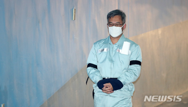 【서울=뉴시스】김선웅 기자 = 인터넷 댓글 조작 혐의로 구속 기소된 '드루킹' 김 모 씨가 26일 오전 서울 서초구 서울중앙지법에서 열린 1심 결심공판에 출석하고 있다. 2018.12.26.&nbsp; mangusta@newsis.com