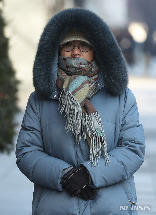 【서울=뉴시스】김병문 수습기자 = 최저 기온 -4도를 기록한 26일 오전 서울 종로구 광화문네거리에서 시민이 두꺼운 옷으로 중무장을 하고 있다. 2018.12.26.&nbsp; dadazon@newsis.com 