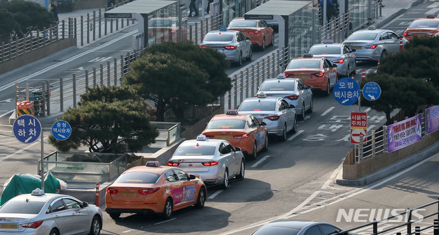 【서울=뉴시스】이영환 기자 = 서울 택시의 기본요금을 3800원으로 올리는 안이 서울시의회 본회의를 통과해 26일 열리는 서울시 물가대책심의위원회에서 최종 확정된다. 인상안은 현행 3000원인 기본요금을 3800원으로 인상하고 심야시간대 기본요금은 3600원에서 4800원으로 인상하는 내용이 담겼으며 심야 기본요금 거리와 할증 적용시간은 종전과 같이 유지된다. 사진은 이날 서울역 택시 승하차장의 모습. 2018.12.26.&nbsp; 20hwan@newsis.com