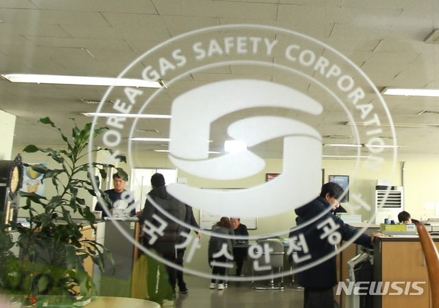 【강릉=뉴시스】김경목 기자 = '강릉펜션사고' 발생 9일째인 26일 오전 강원지방경찰청 강릉펜션사건 수사본부 수사관들이 강원 강릉시 포남동 한국가스안전공사 강원영동지사를 압수수색하고 있다.&nbsp; 지난 18일 서울 대성고 남학생 10명이 강릉 아라레이크펜션에서 숙박 중 보일러실에서 누출된 일산화탄소에 중독돼 3명이 숨지고 7명이 부상당했다. 2018.12.26.&nbsp; photo31@newsis.com 