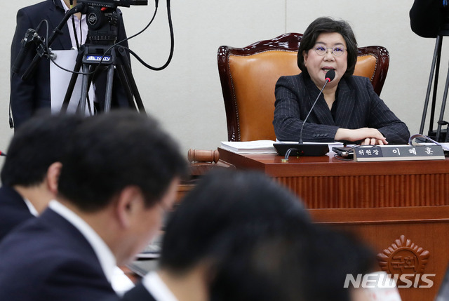 【서울=뉴시스】홍효식 기자 = 26일 오전 서울 여의도 국회 본청 과학기술정보방송통신위원회 회의실에서 열린 4차산업혁명특별위원회에서 이혜훈 위원장이 모두발언하고 있다. 2018.12.26.&nbsp; yesphoto@newsis.com