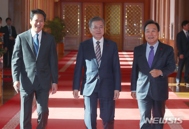 【서울=뉴시스】전신 기자 = 문재인 대통령이 26일 청와대 본관 충무실에서 열린 국민경제자문회의에 참석하고 있다. 왼쪽부터 임종석 비서실장, 문 대통령, 김광두 부의장. 2018.12.26. photo1006@newsis.com