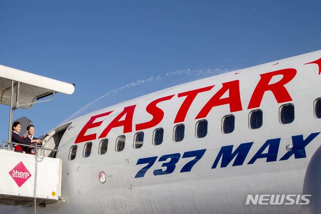 【서울=뉴시스】26일 서울 강서구 김포국제공항에서 열린 '이스타항공 B737 MAX 8 기종 도입식'에서 이스타항공 승무원들이 축포를 쏘고 있다. 2018.12.26. (사진=이스타항공 제공)&nbsp; photo@newsis.com