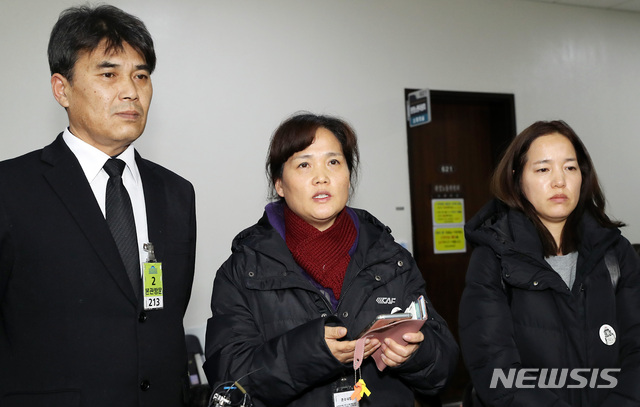 【서울=뉴시스】이종철 기자 = 산안법 전면 개정안이 국회에서 지금 시각에도 공전만 계속됨에 따라 고 김용균씨 어머니(가운데)를 비롯한 유족과 시민대책위가 26일 서울 여의도 국회 환경노동위원회 전체회의장 앞 복도에서 산안법 국회 처리 과정에 대한 긴급 입장을 발표하고 있다. 2018.12.26.jc4321@newsis.com