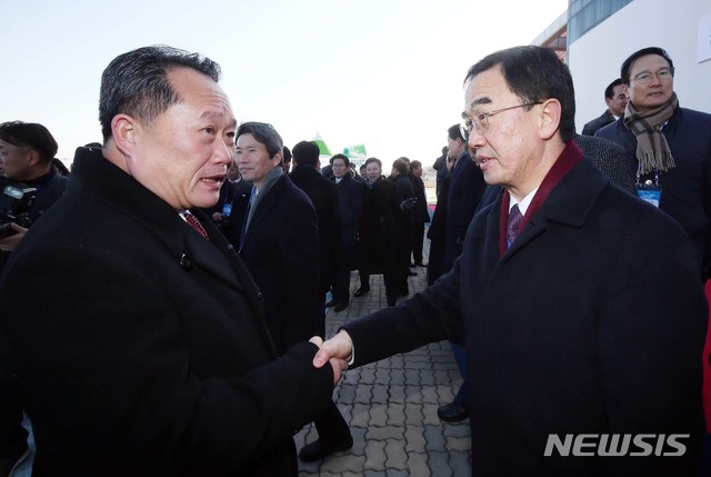 【개성=뉴시스】사진공동취재단 = 조명균 통일부 장관(오른쪽)이 26일 오전 개성 판문역에서 진행된 '동·서해선 남북 철도·도로 연결 및 현대화 착공식'을 마친 뒤 리선권 조국평화통일위원회 위원장과 대화를 나누고 있다. 2018.12.26. photo@newsis.com