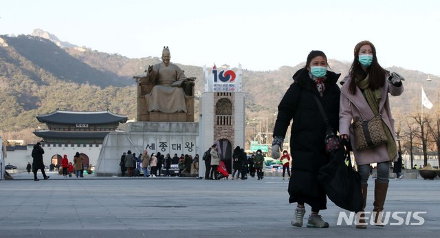 【서울=뉴시스】고범준 기자 = 찬공기가 강해지며 세밑 한파가 시작되는 26일 오후 서울 종로구 광화문광장에서 외국인 관광객들이 발걸음을 옮기고 있다.&nbsp; 내일 서울 아침 기온이 영하 12도, 모레는 영하 13도로 올 겨울 들어 가장 강력한 한파가 찾아올 것으로 예상된다. 2018.12.26.&nbsp; bjko@newsis.com