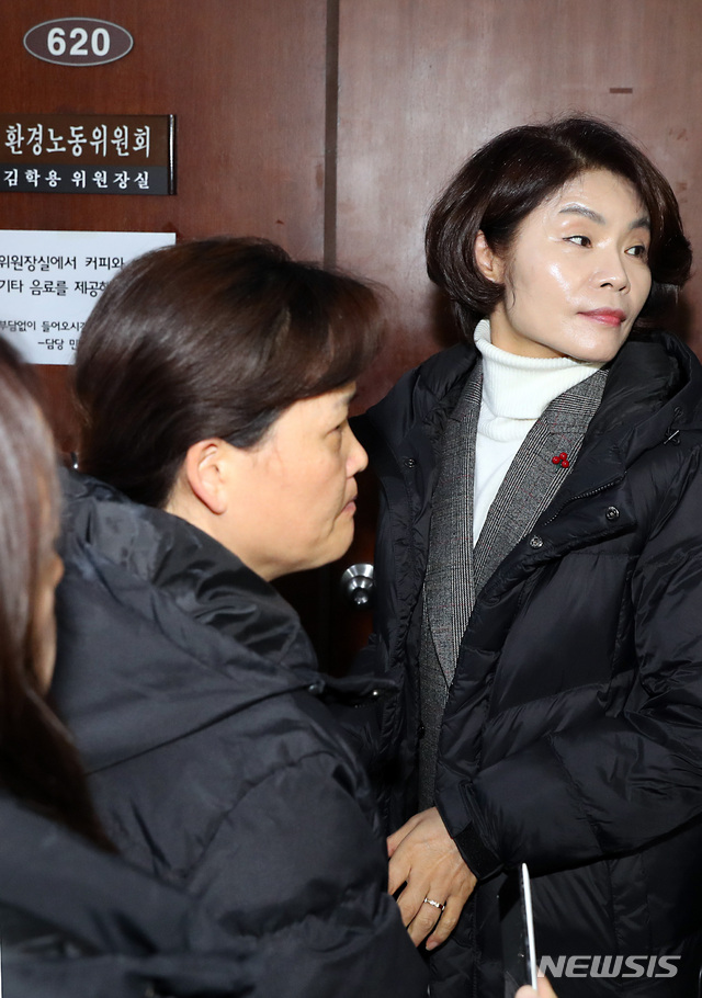 【서울=뉴시스】이종철 기자 = 26일 서울 여의도 국회 환경노동위원회 김학용 위원장실에서 열린 산안법 전면 개정안 논의를 위한 간사단 회의에 참석하는 한정애 민주당 간사(오른쪽)가 고 김용균씨 어머니 옆에서 기자의 질문을 받고 있다. 2018.12.26.jc4321@newsis.com