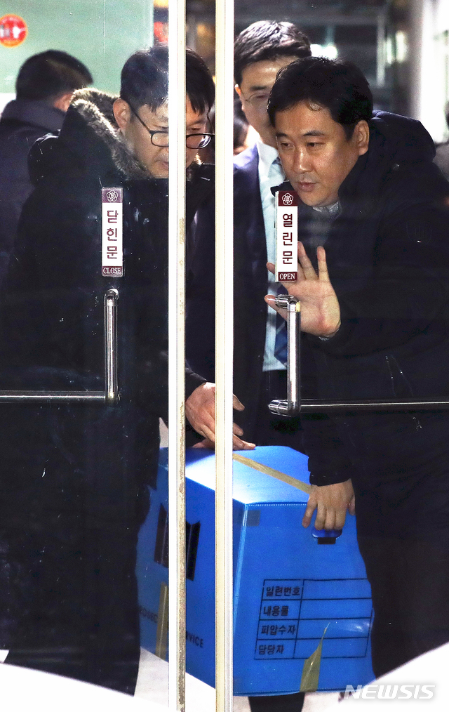 【서울=뉴시스】김병문 수습기자 = 26일 오후 서울 종로구 정부서울청사 창성동별관에서 검찰이 청와대 특별감찰반 압수수색을 마친 후 압수품을 옮기고 있다. 서울동부지검 검사와 수사관들은 이날 오전부터 청와대의 민간인 사찰 의혹과 관련해 압수수색을 진행했다. 2018.12.26. dadazon@newsis.com