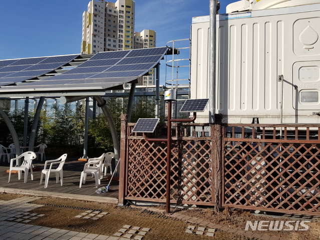 【서울=뉴시스】서울 금천구는 구 청사 옥상 하늘정원에 신재생에너지와 빗물을 활용한 스마트 급수시설을 설치했다고 27일 밝혔다. 2018.12.27. (사진=금천구 제공)